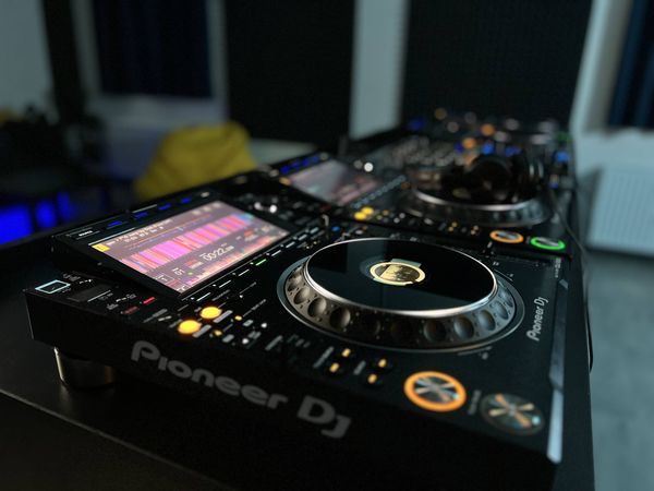 Profesionální DJ přehrávač k pronájmu